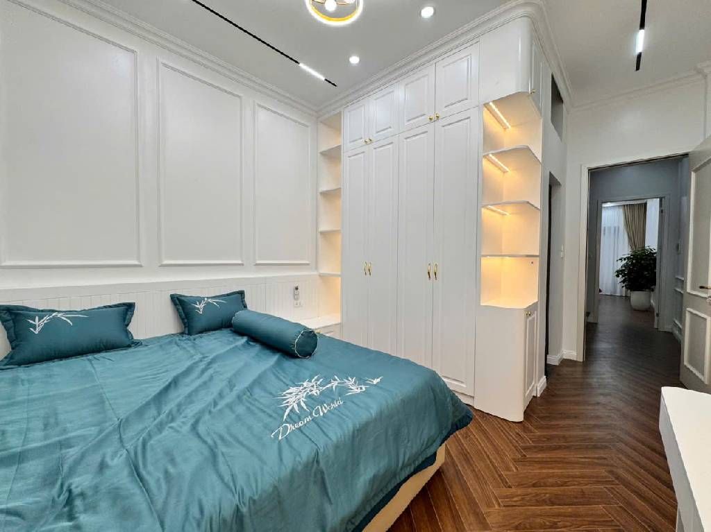 SIÊU PHẨM PHÂN LÔ HOÀNG QUỐC VIỆT – 7 TẦNG – THANG MÁY – TRƯỚC NHÀ Ô TÔ TRÁNH – NGỦ TRONG NHÀ – KINH DOANH 26.8